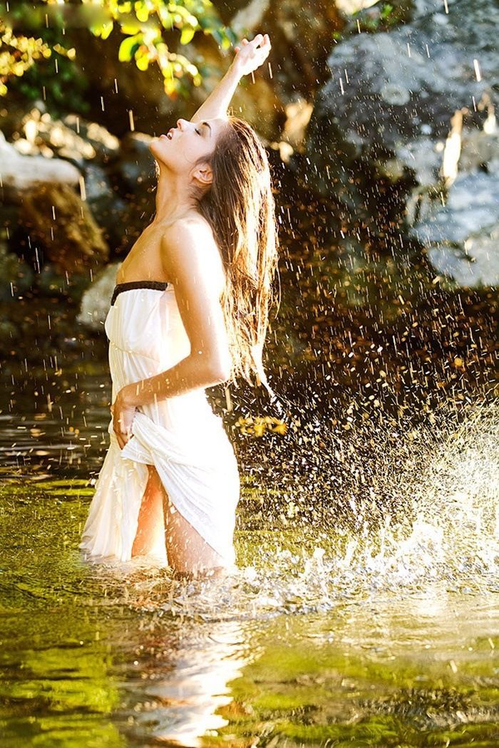 Marie Avgeropoulos in Morelia