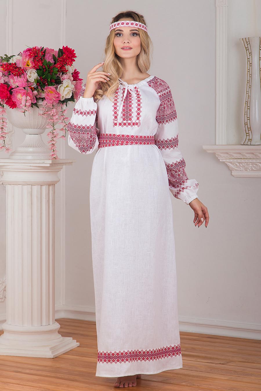 Women in Slavic costumes in Morelia